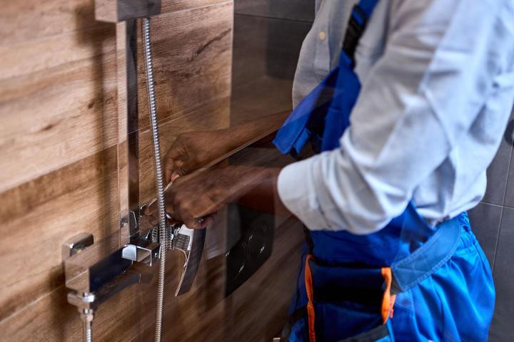 Pose d’équipements de plomberie adaptés aux salles de bains.